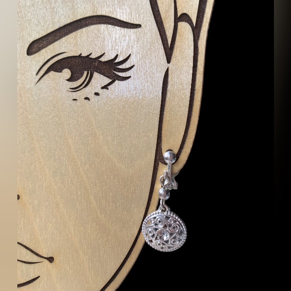 Vintage Silver Filigree Clear Crystal Clip On Earrings Womans Jewelry Medallion - Picture 2 of 3
